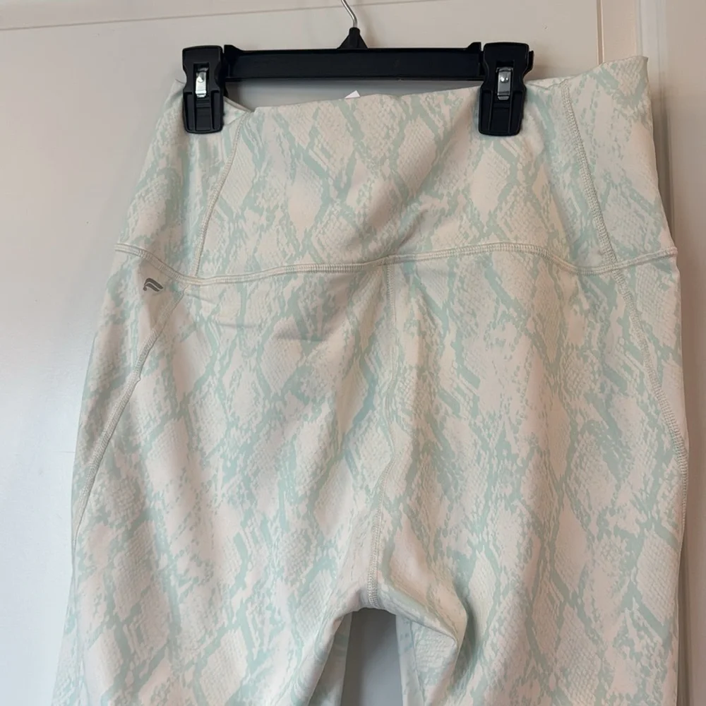 Ultra high waisted powerhold  7/8 Mint Green Snake Print Leggings size XL NWT - Picture 5 of 9